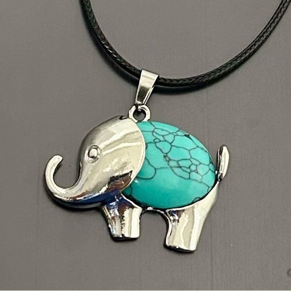 Blue Howlite Natural Stone Elephant Shaped Pendant Necklace Healing Gemstone